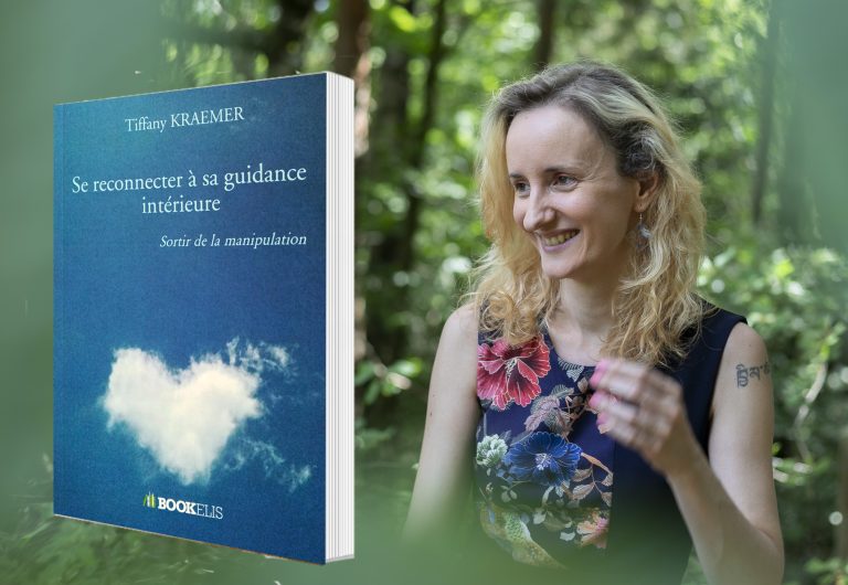 Portrait de Tiffany Kraemer, thérapeute, Muse Enchantée et autrice du livre Se reconnecter à sa guidance intérieure, sortir de la manipulation - Visuel et Photographie Jean-Marc de Balthasar